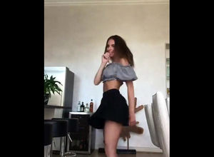 Hottie dancing and demonstrating her